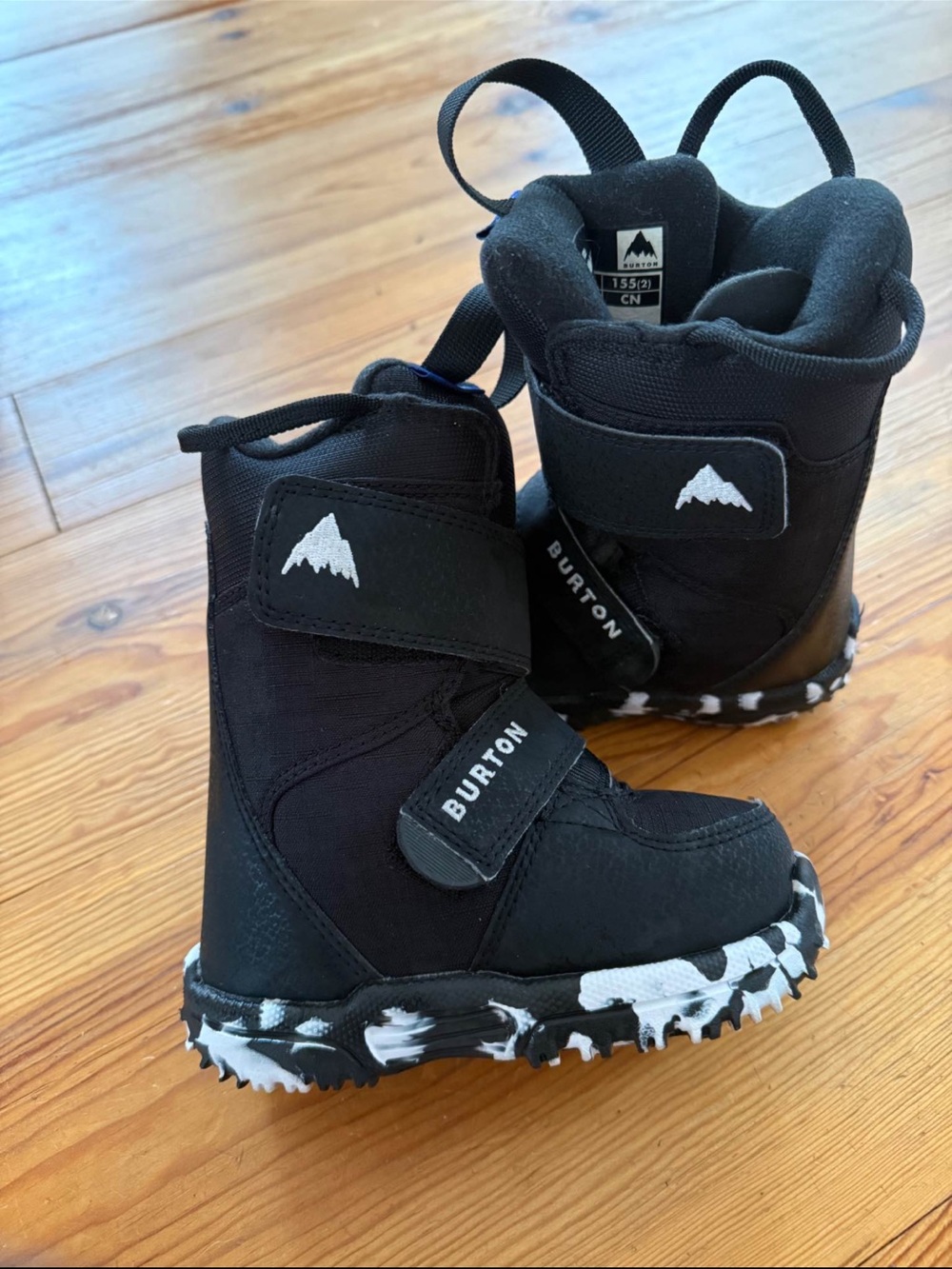 Burton Kids Black Snow & snowboarding Boots with White Patterned Outsole